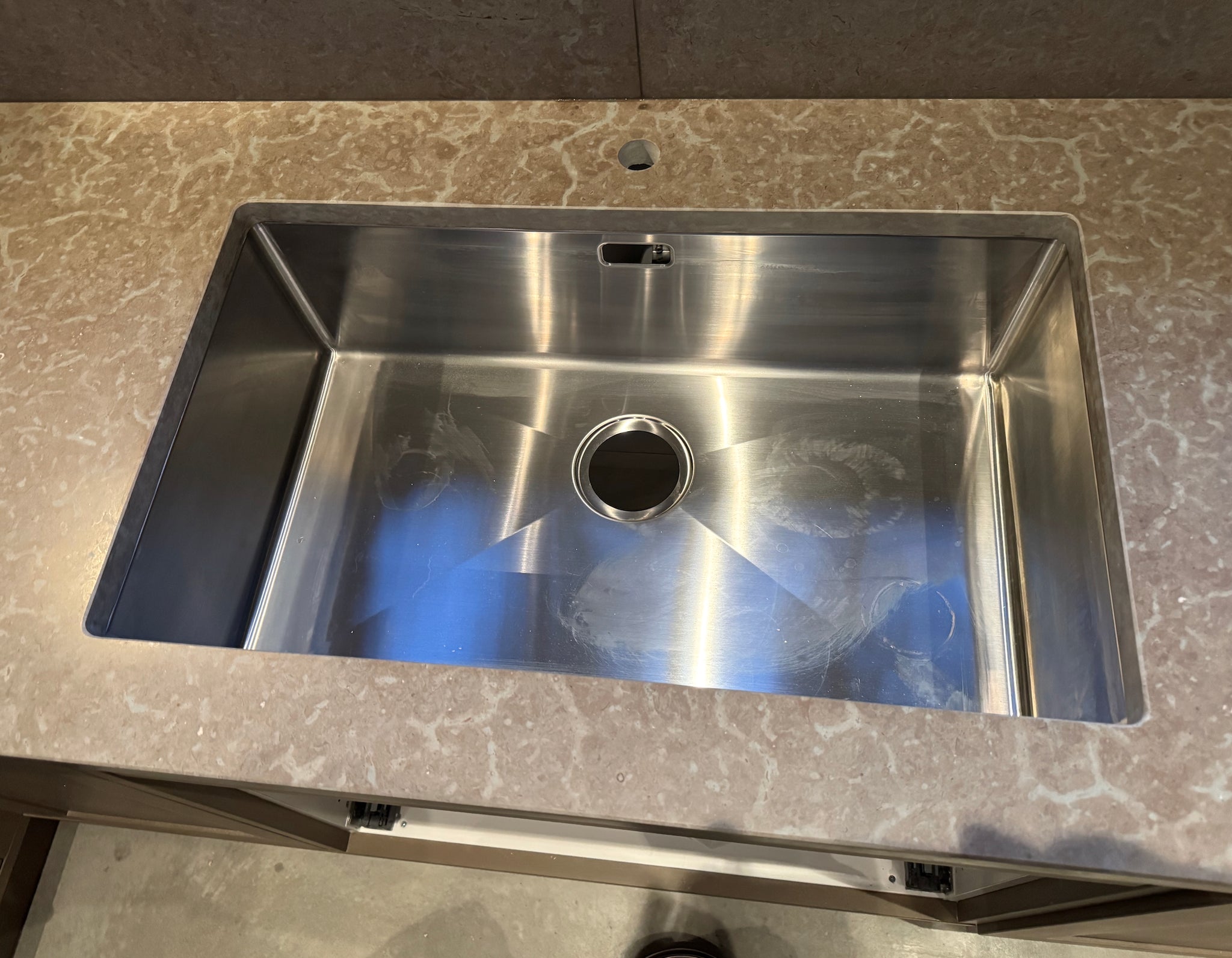 Öland Gråbrun kalksten, Ölandssten slipad